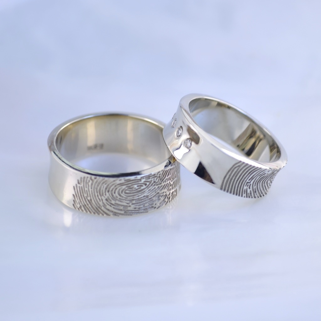 Обручальные кольца вогнутые с отпечатками пальцев и бриллиантами из белого золота (Вес пары: 14 гр.)