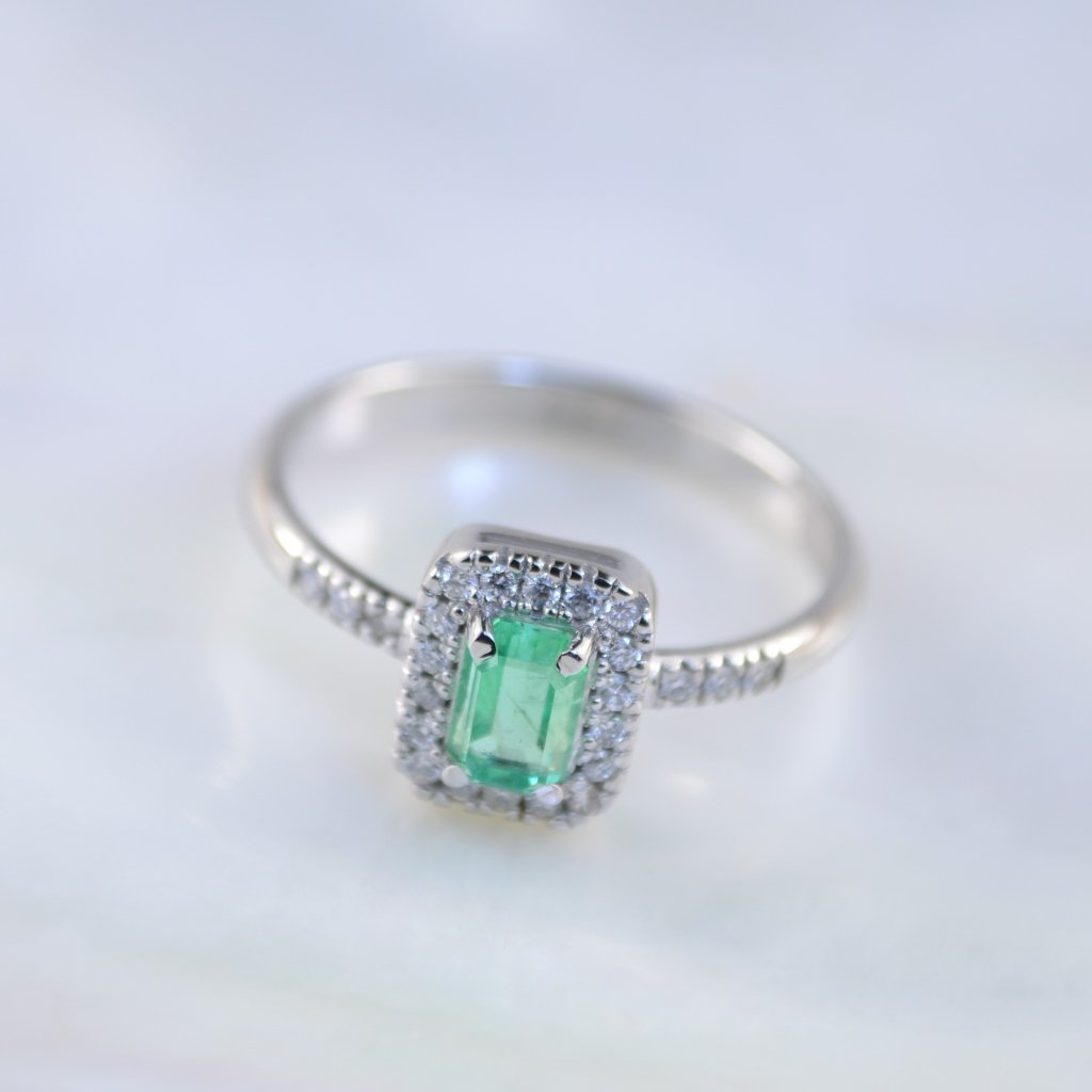 Женское помолвочное кольцо из белого золота с крупным изумрудом 0,5ct и бриллиантами (Вес: 3 гр.)