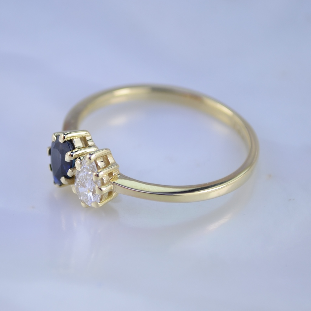 Женское кольцо из жёлтого золота с сапфиром и бриллиантом груша (Вес: 2,5 гр.)