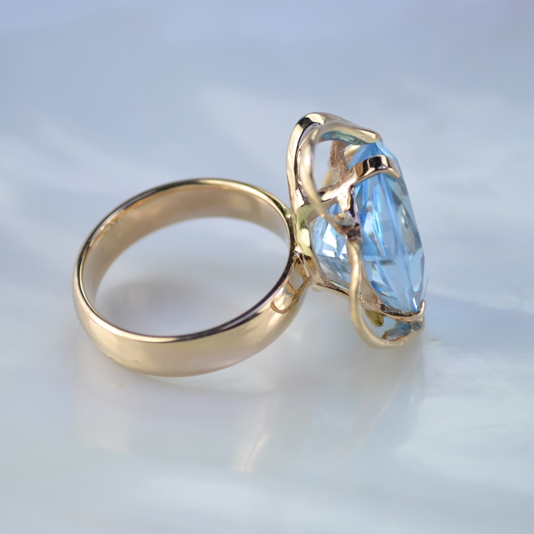 Женское кольцо с топазом из красного золота (Вес: 6 гр.)
