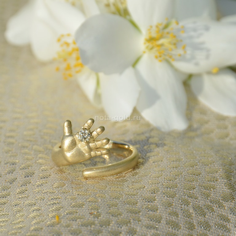Ювелирная мастерская Nota-Gold изготовила на заказ женское золотое кольцо ладошка младенца с бриллиантом