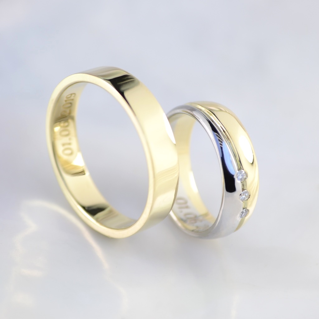 Обручальные кольца из жёлто-белого золота с бриллиантами и гравировкой даты свадьбы (Вес пары 11,5 гр.)
