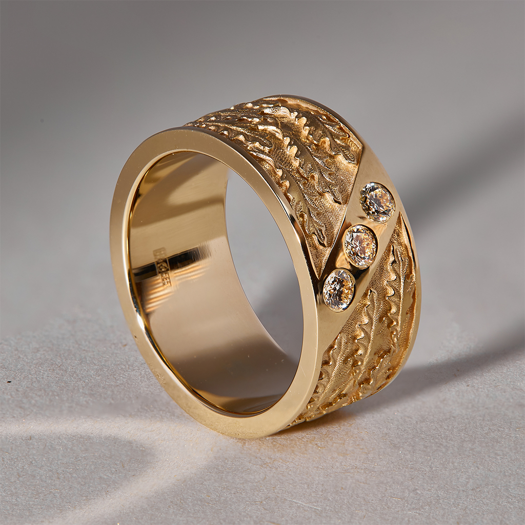 Широкое золотое кольцо с бриллиантами и узором из дубовых листьев (Вес: 11 гр.)