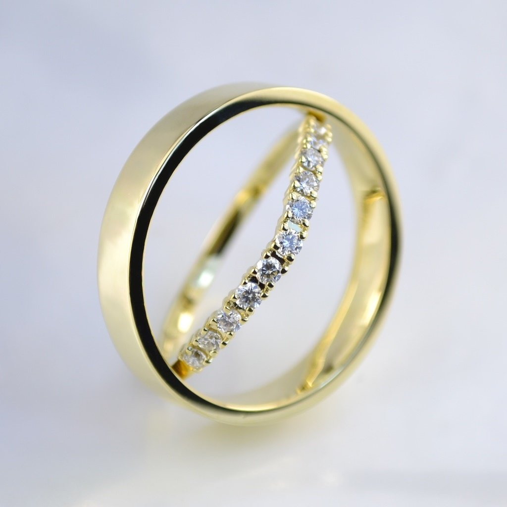 Обручальные кольца на заказ из жёлтого золота с бриллиантами в женском кольце (Вес пары 7 гр.)