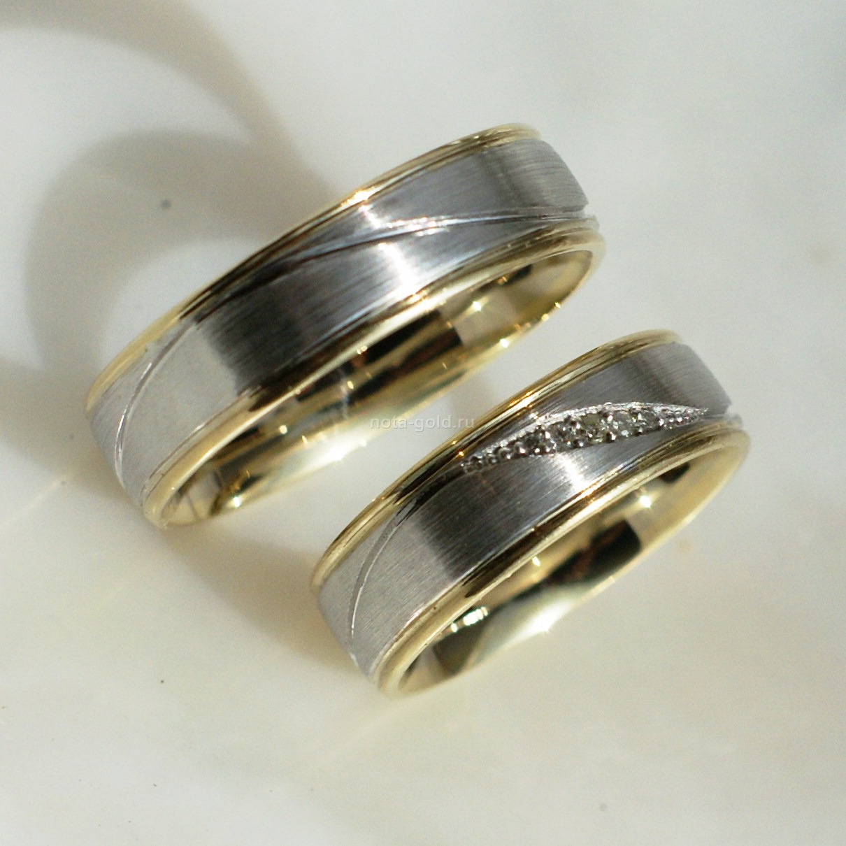 Ювелирная мастерская Nota-Gold изготовила на заказ двухцветные золотые обручальные кольца.