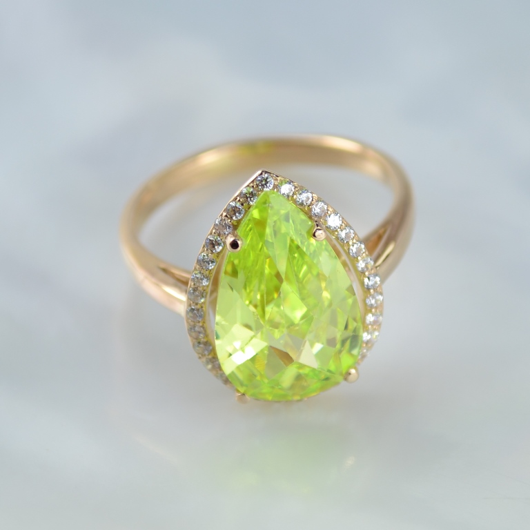 Кольцо с цветным камнем и бриллиантами (Вес: 4 гр.)