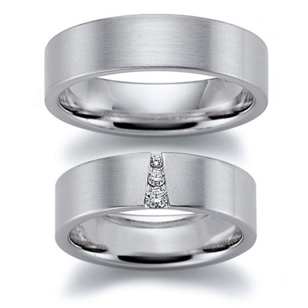 Широкие плоские платиновые обручальные кольца с тремя бриллиантами в женском кольце (Вес пары: 20 гр.)