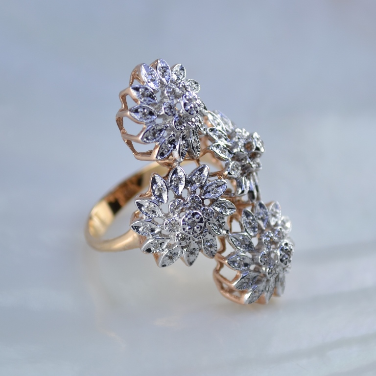 Кольцо из золота с бриллиантами в виде цветков изготовлено из серьги и подвески (Вес: 9 гр.)