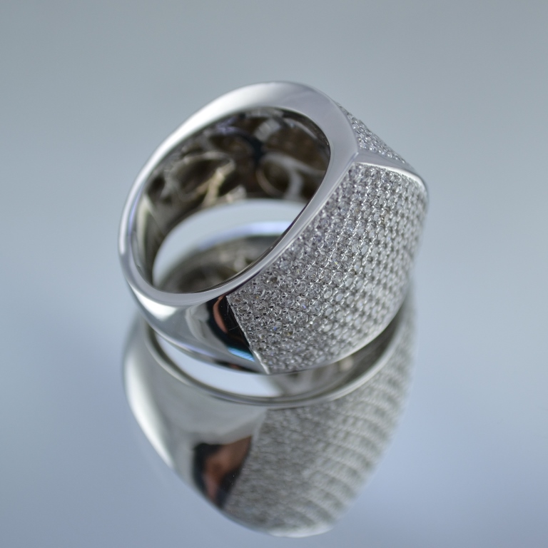 Эксклюзивное женское кольцо из белого золота усыпанное бриллиантами (Вес: 13,8 гр.)