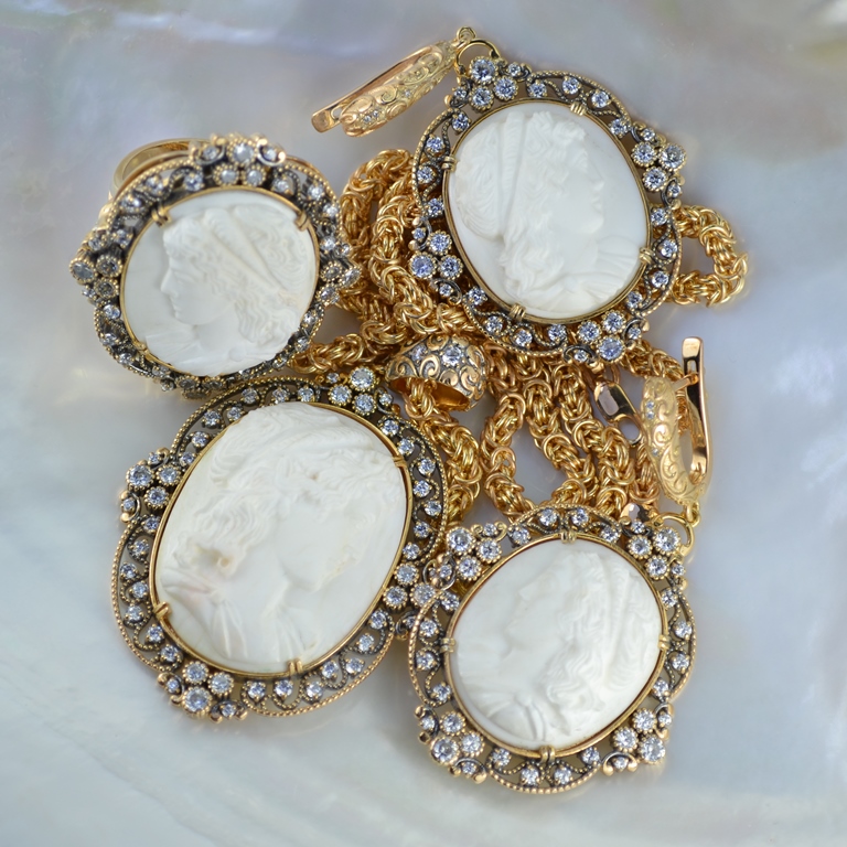 Комплект серьги, кольцо, подвеска на цепочке с Камеями из золота (Вес: 99 гр.)