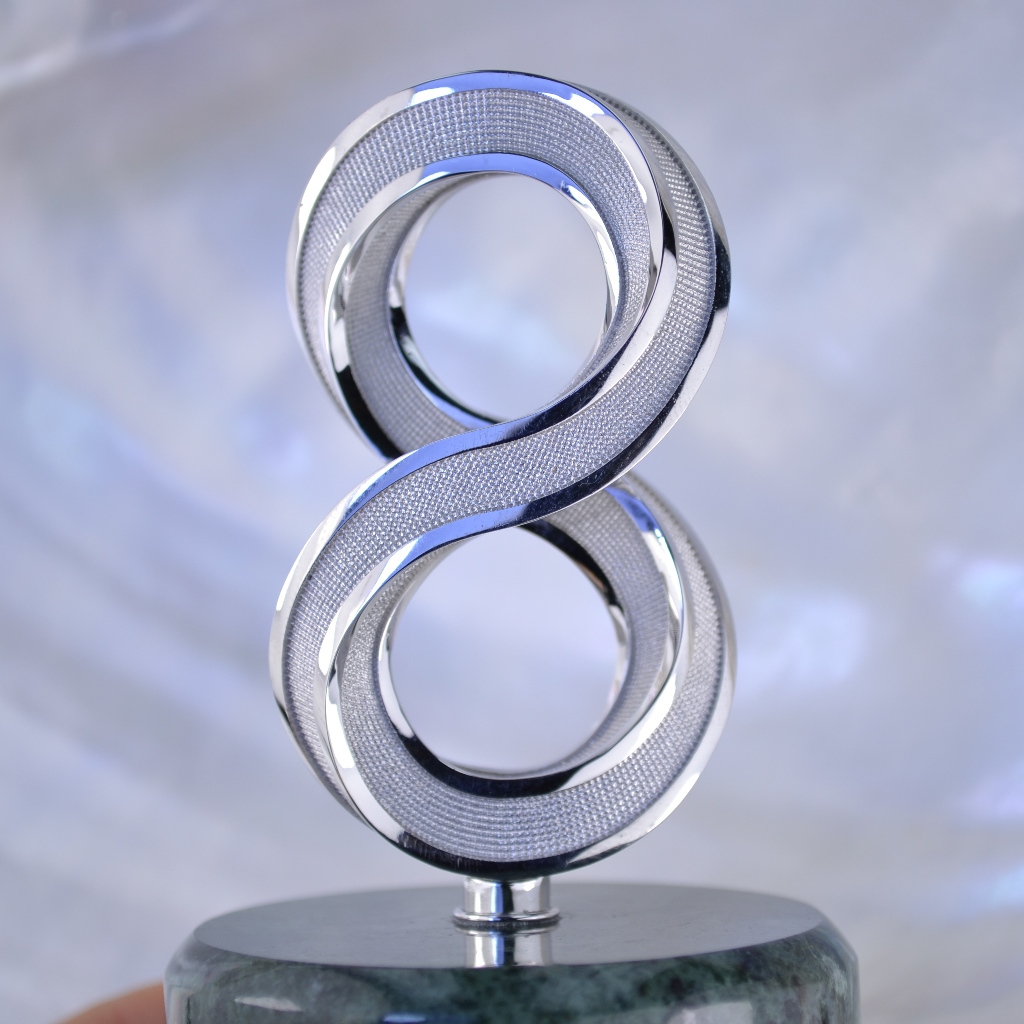 Корпоративный серебряный сувенир в виде знака бесконечности на каменной подставке из змеевика (Вес: 149 гр.)