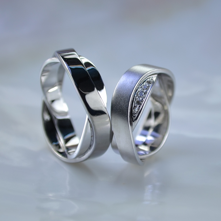 Обручальные кольца из чёрного и белого матового золота с бриллиантами  (Вес пары: 14 гр.)