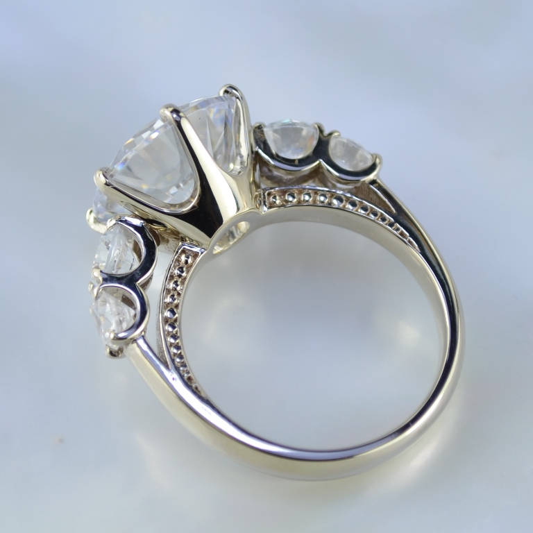 Женское кольцо из белого золота с муассанитами (Вес: 8 гр.)