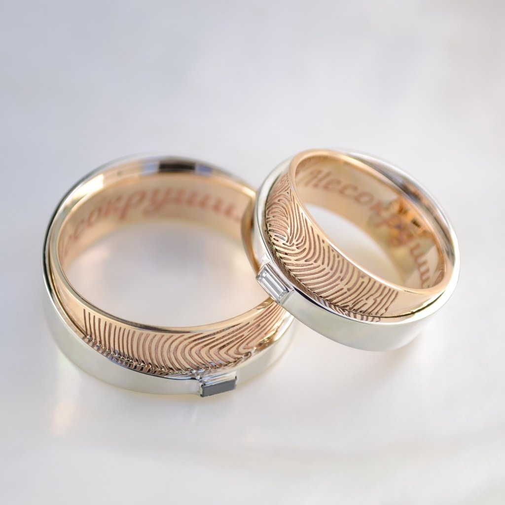Обручальные кольца из двух видов золота с бриллиантами, гравировкой, волками и отпечатками пальцев (Вес пары 17 гр.)