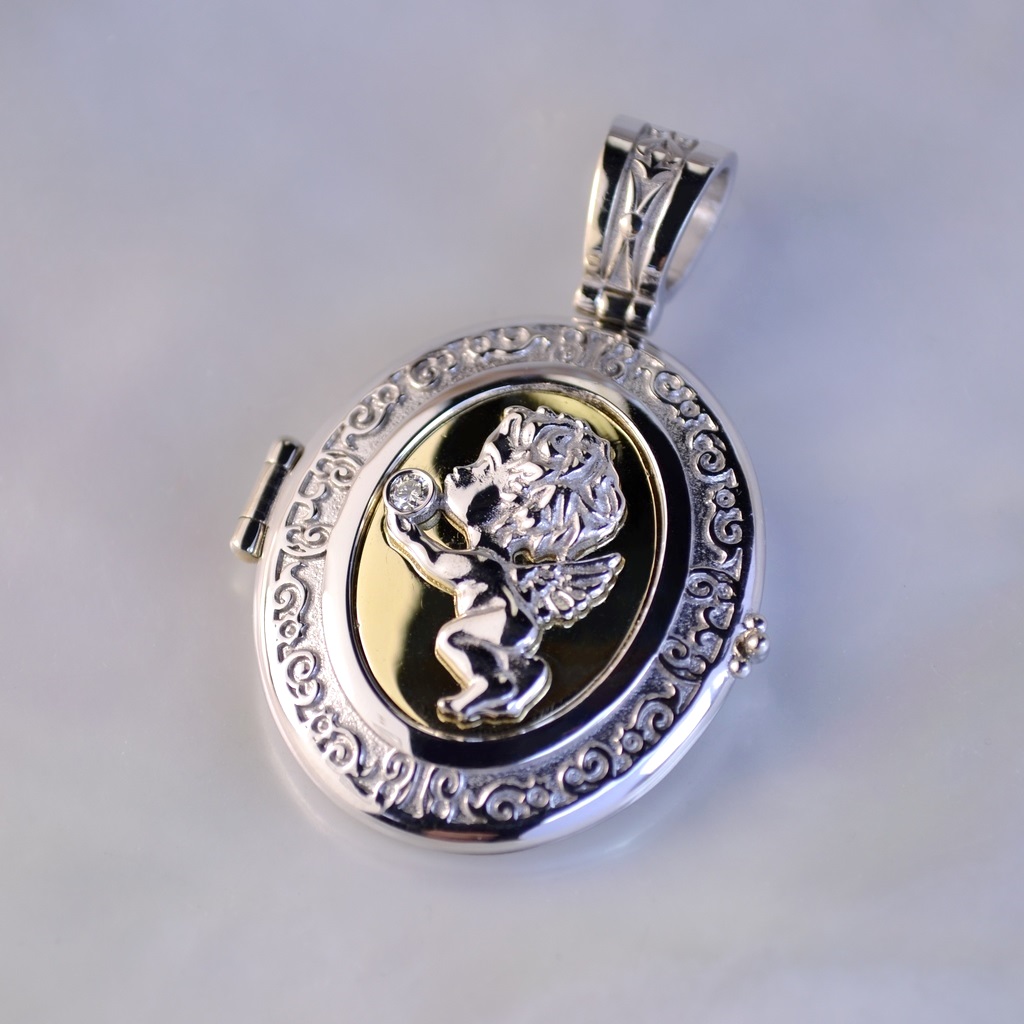 Золотой медальон из двух видов золота с фотографией, ангелом и бриллиантом (Вес: 10 гр.)