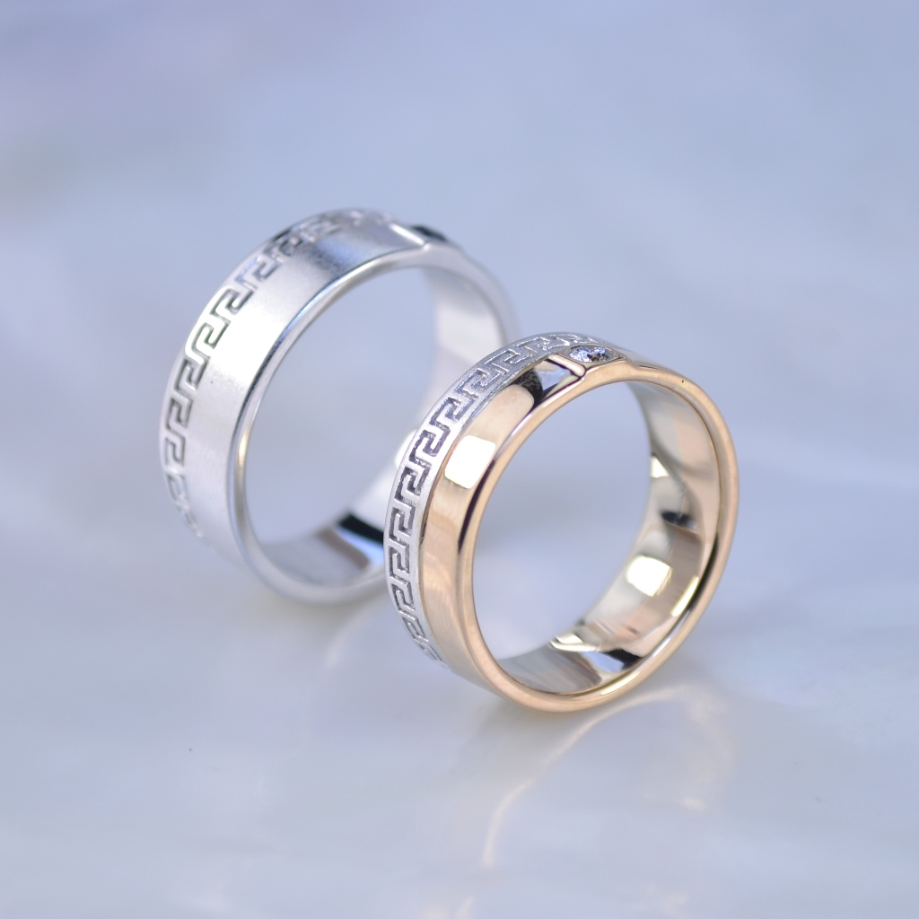Двухцветные обручальные кольца с узором меандр, бриллиантом и сапфиром (Вес пары 10,5 гр.)