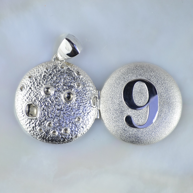 Медальон открывающийся серебро в форме луны с кратерами и цифрой 9 (Вес: 21 гр.)