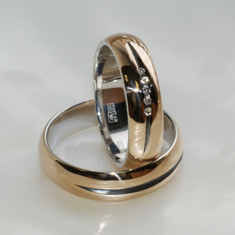 Ювелирная мастерская Nota-Gold изготовила на заказ двухцветные высокие обручальные кольца с бриллиантами