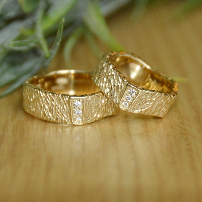 Ювелирная мастерская Nota-Gold изготовила на заказ необычные обручальные кольца.