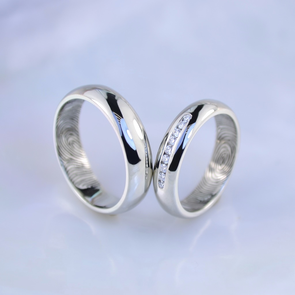 Обручальные кольца из белого золота с отпечатками и бриллиантами в женском кольце (Вес пары 9,5 гр.)