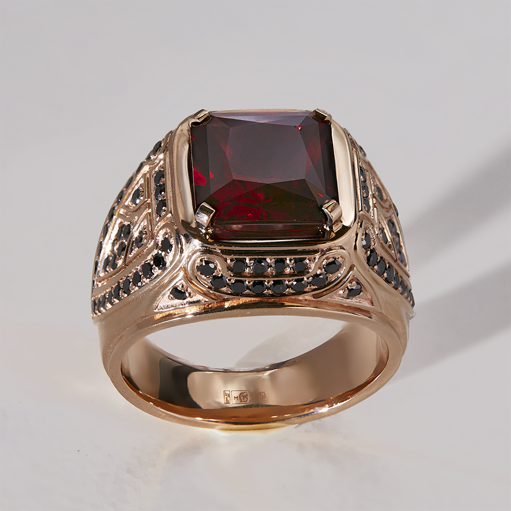 Мужской перстень печатка из красного золота с гранатом и чёрными бриллиантами (Вес: 16,5 гр.)