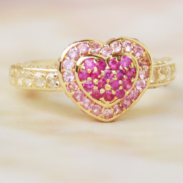 Ювелирная мастерская Nota-Gold изготовила на заказ женское кольцо с сердечком из топазов.