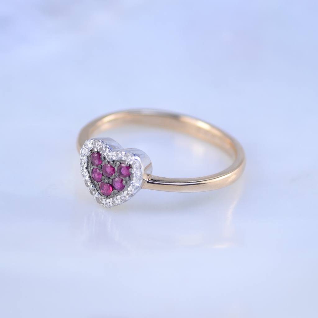 Кольцо с сердцем из бриллиантов и рубинов из двух оттенков золота (Вес: 2,5 гр.)