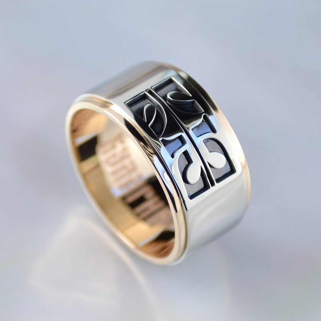 Мужское золотое кольцо из красно-белого золота с гравировкой фамилии и чернением (Вес: 16,5 гр.)