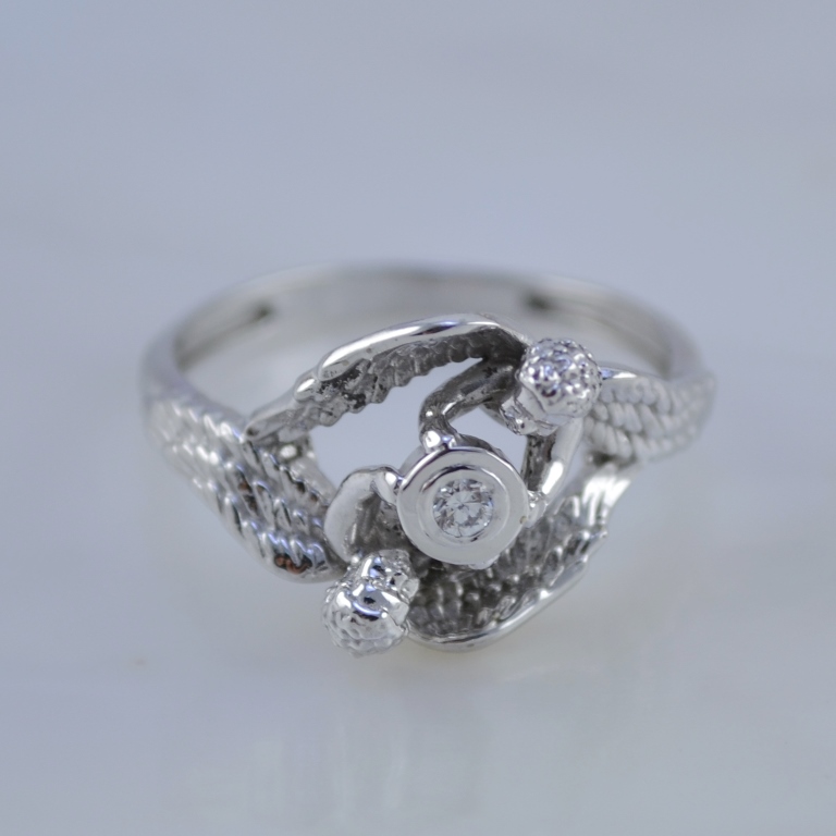 Помолвочное кольцо с ангелами держащими бриллиант 0,065 карат из белого золота (Вес: 2,8 гр.)