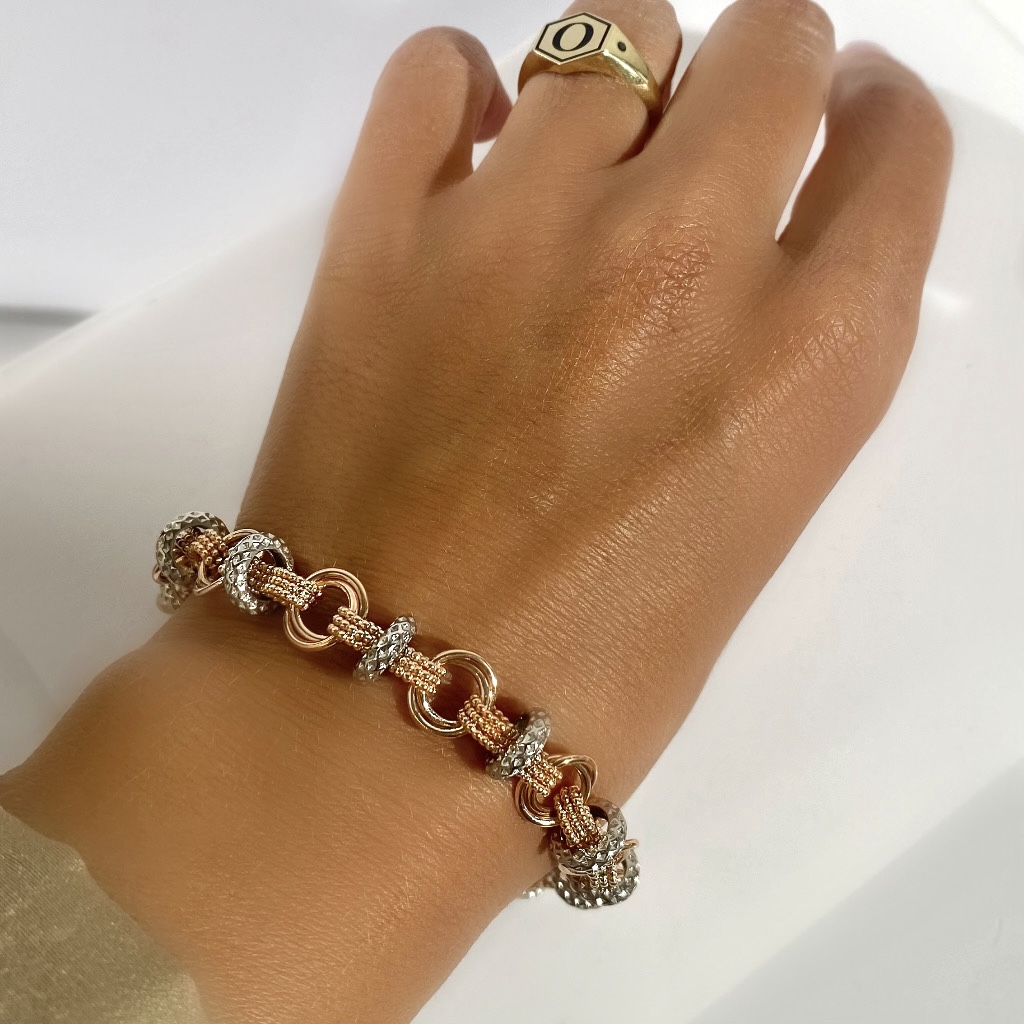 Женский плетеный золотой браслет