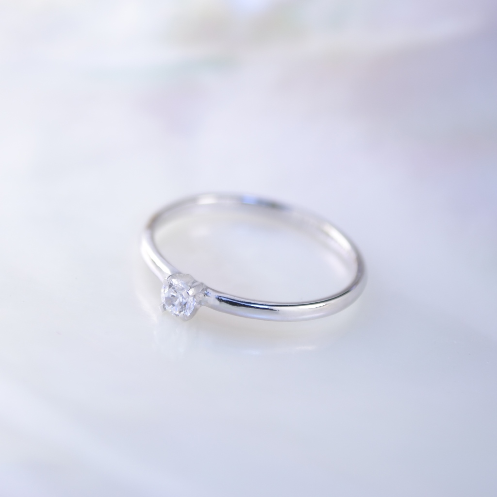 Кольцо в подарок дочке из белого золота с бриллиантом и гравировкой (Вес: 1 гр.)