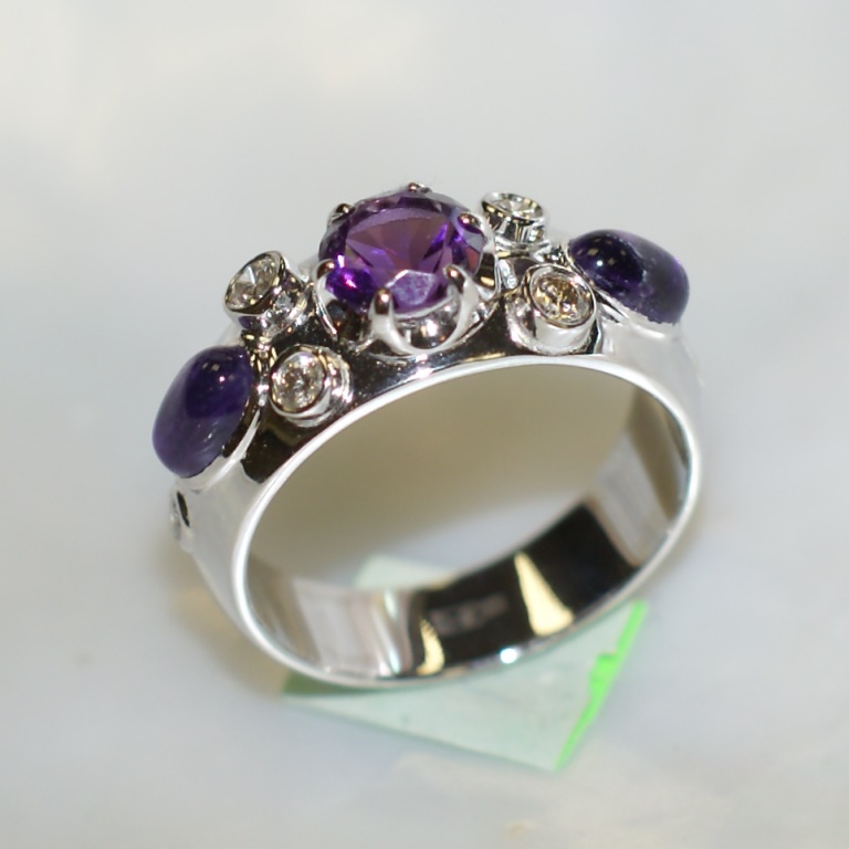 Женское кольцо с бриллиантами, аметистами, фианитами (Вес: 9 гр.)