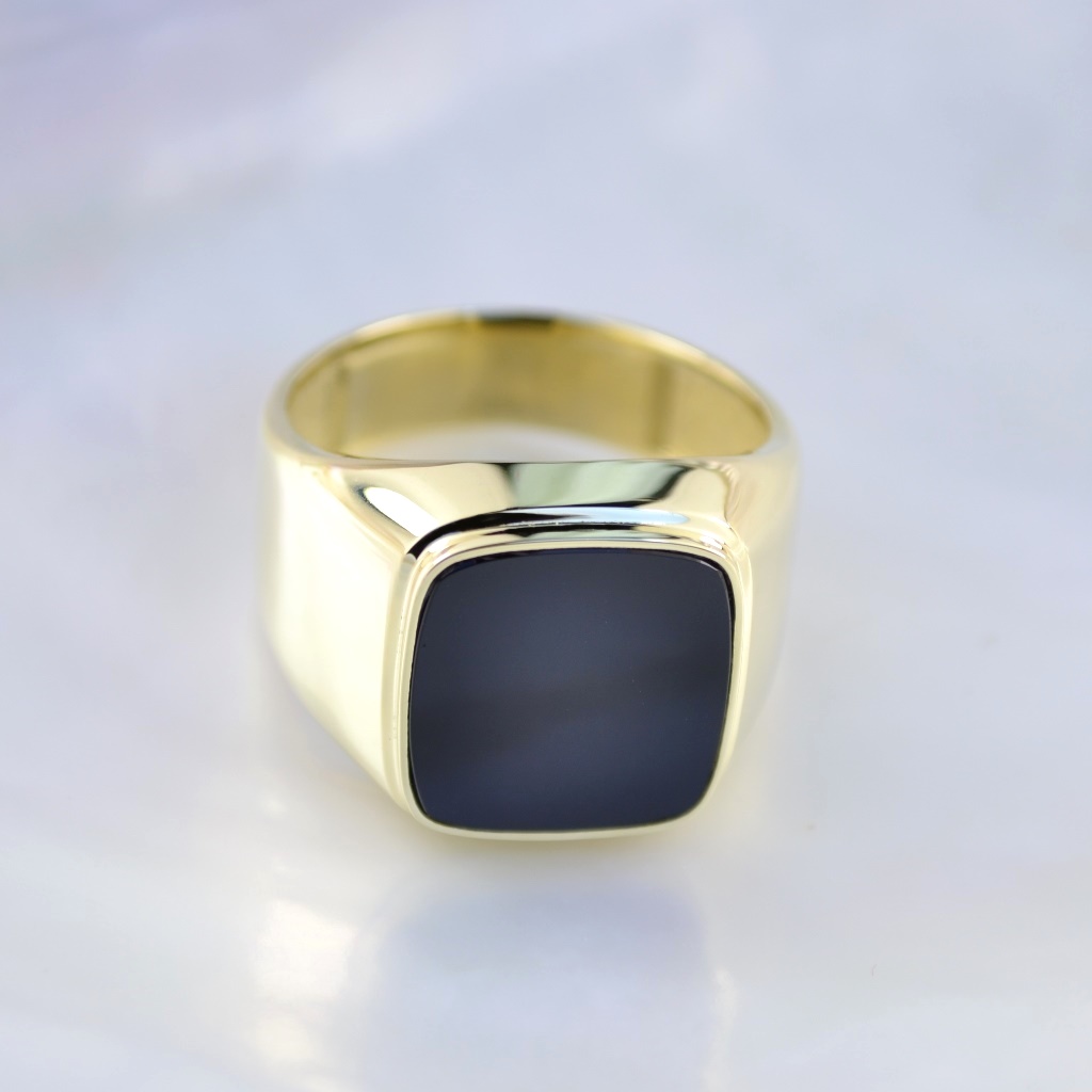 Мужское кольцо-печатка из жёлтого золота с чёрным ониксом (Вес: 11,5 гр.)