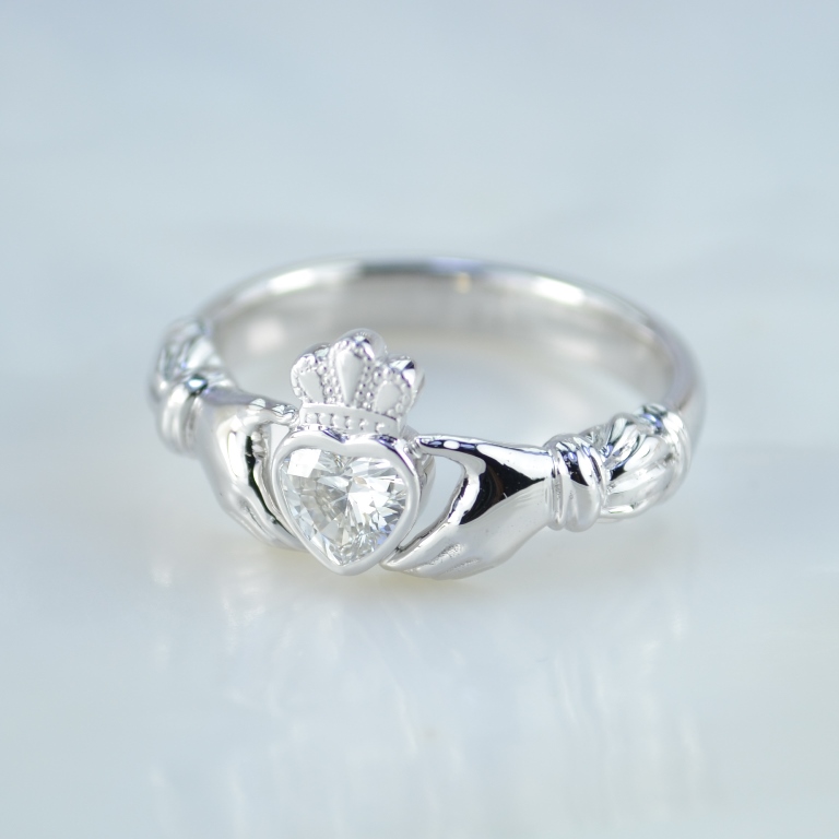 Ирландское кольцо кладдахское для предложения руки и сердца с бриллиантом 0.37 карат (Вес: 5,5 гр.)