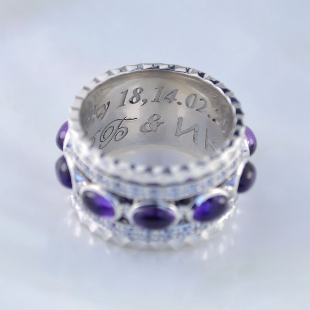 Эксклюзивное мужское кольцо на заказ из белого золота с гравировкой, аметистами кабошон и бриллиантами на вращающихся элементах (Вес: 17 гр.)