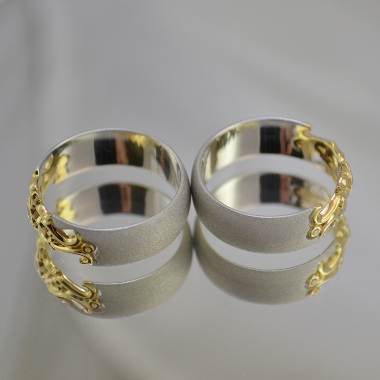 Матовые обручальные кольца с имитацией песка, узором и бриллиантами (Вес пары: 12 гр.)