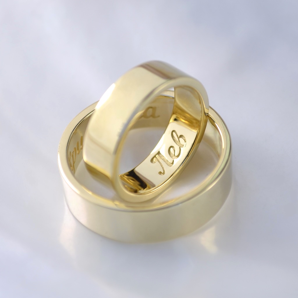 Классические обручальные кольца из жёлтого золота с гравировкой имён (Вес пары 16 гр.)