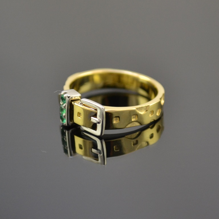 Кольцо ремешок (в виде ремня) золото с изумрудами (Вес: 3,5 гр.)