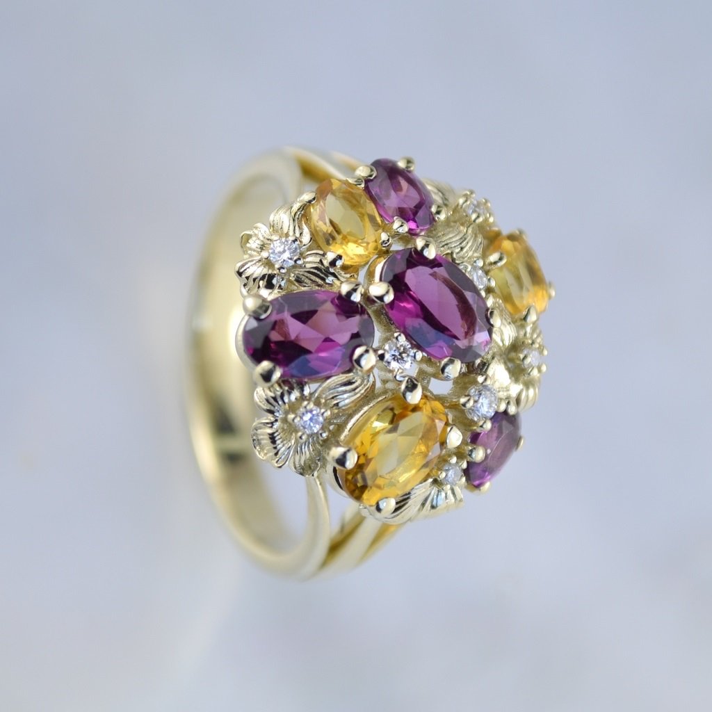 Женское золотое кольцо в виде цветка на заказ из жёлтого золота с бриллиантами, родолитом и цитрином (Вес: 6 гр.)