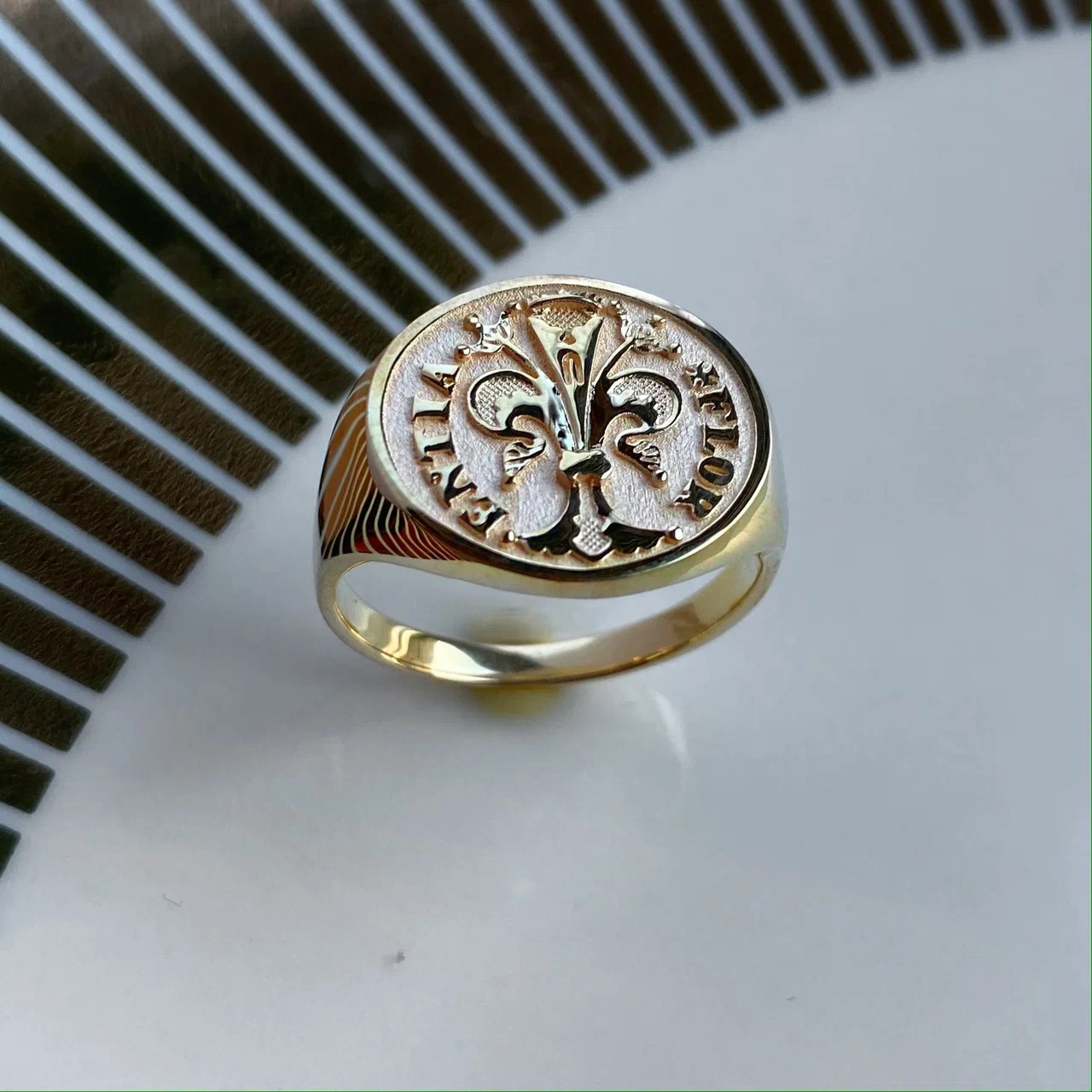 Аутентичная кольцо - печатка из золота с гравировкой монеты Флоренции (Вес: 13 гр.)