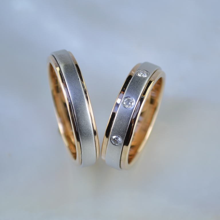 Двухцветные матовые обручальные кольца с тремя бриллиантами в женском кольце (Вес пары: 13 гр.)