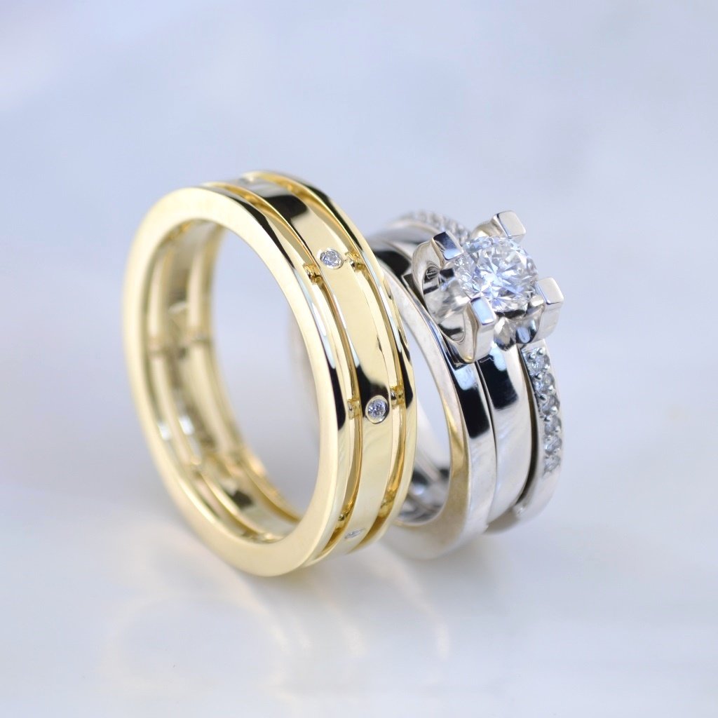 Обручальные кольца из двух видов золота с бриллиантами и помолвочным кольцом внутри (Вес пары:16,5 гр.)