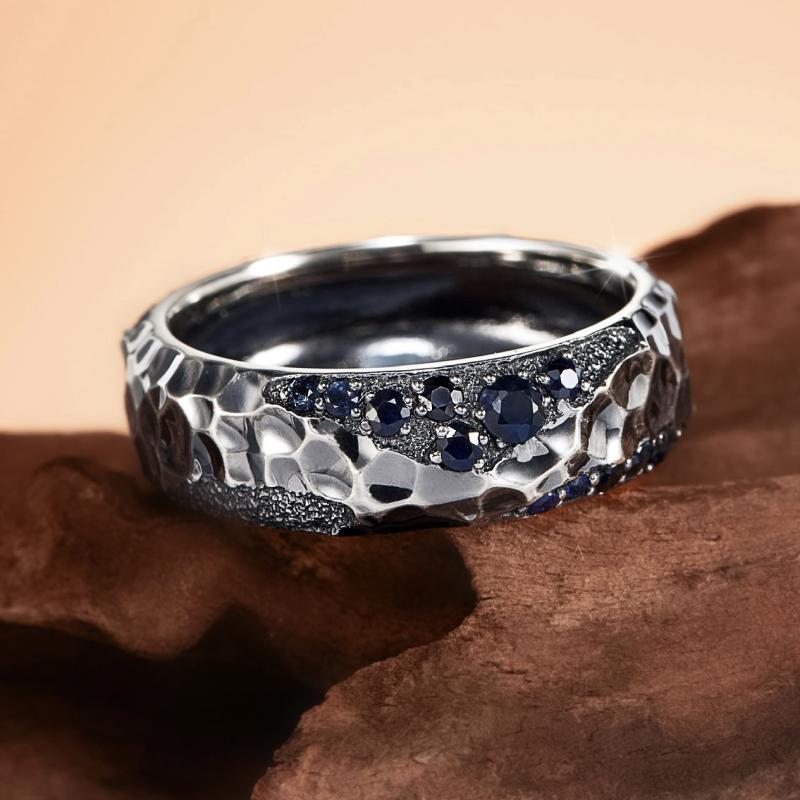 Мужское кольцо с сапфирами и бриллиантами из белого золота с фактурной поверхностью и чернением