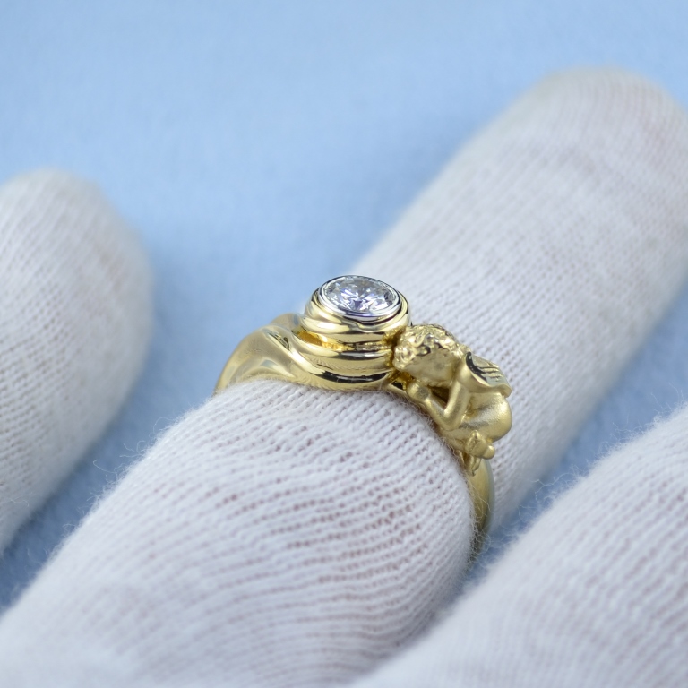 Эксклюзивное кольцо со спящим ангелочком Купидоном у бриллианта (Вес: 6 гр.)