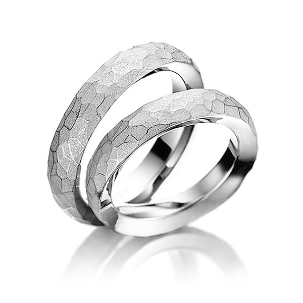Выпуклые узкие платиновые обручальные кольца с крупнотекстурной поверхностью (Вес пары: 18 гр.)
