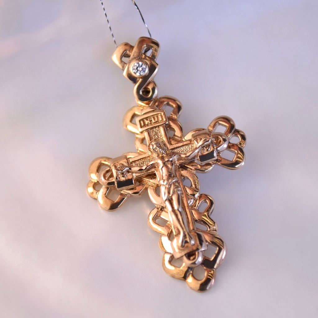 Серебряный плетеный крест с позолотой, распятием и бриллиантом (Вес: 7 гр.)