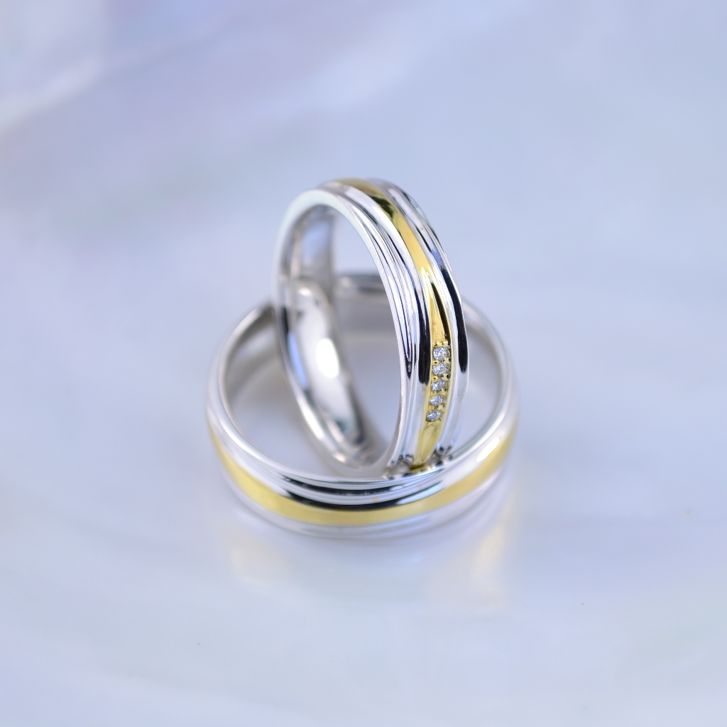 Обручальные кольца в виде складки шёлковой ткани с бриллиантами в женском кольце (Вес пары 12,5 гр.)