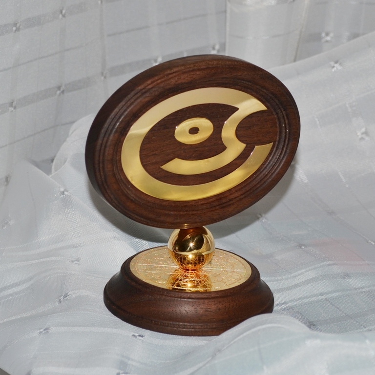 Корпоративный подарок из золота - золотой кубок в виде логотипа компании (вес 160 гр.)