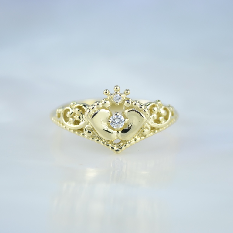 Кольцо пяточки младенца из жёлтого золота с двумя бриллиантами (Вес: 3,7 гр.)