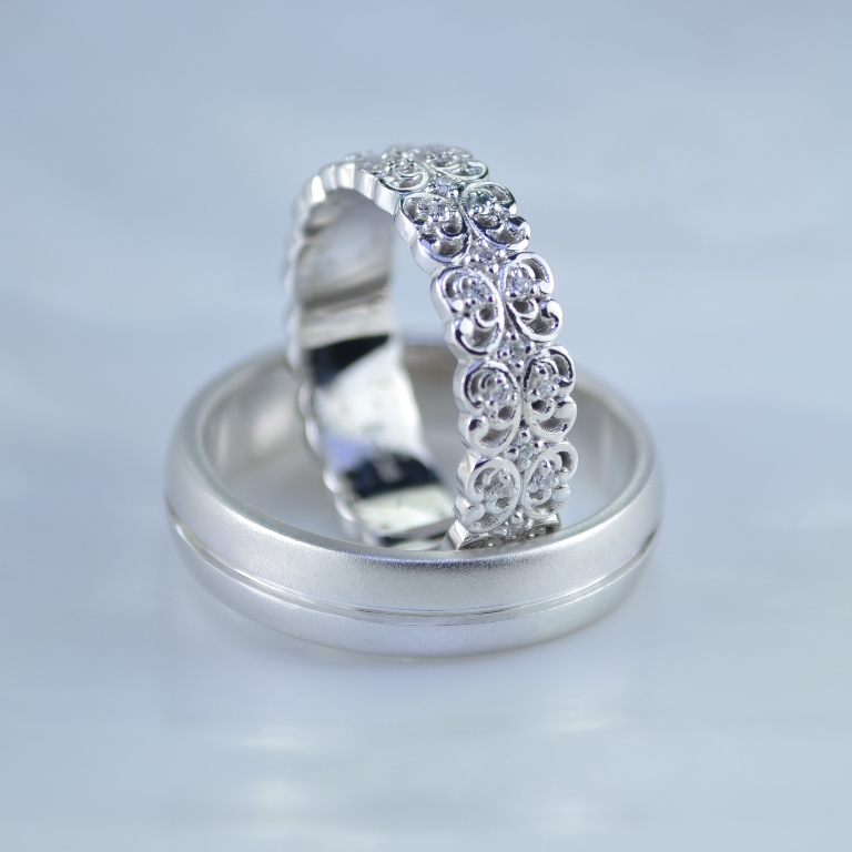 Парные обручальные кольца мужское матовое, женское ажурное с бриллиантами (Вес пары:11 гр.)